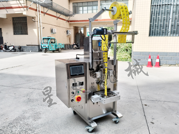 液體立式自動包裝機(jī)實拍圖