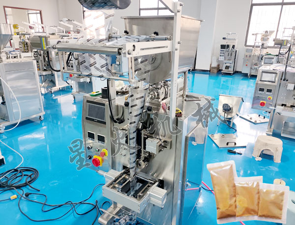 小袋醬料自動(dòng)包裝機(jī)實(shí)拍圖